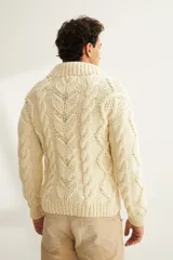 Sweater tejido a mano con ochos y cuello cruzado, color crema. Terminaciones en punto elástico en puños y ruedo. Hecho en Uruguay con lana fina sin teñir.