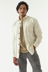 Camisa rústica lisa de manga larga, corte regular, color gris oscuro.