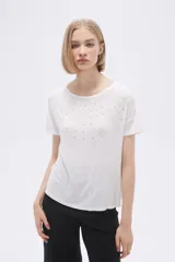 Remera blanca de viscosa con cuello redondo y apliques de strass.