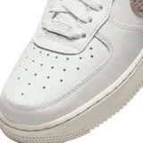 Zapatillas Nike Air Force 1 color beige con detalles en crema, suela blanca y base color caramelo.