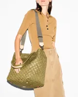 Tote bag capitoneada mediana, con diseño acolchado y asas resistentes.