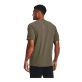 Remera celeste de Under Armour, corte clásico, mangas cortas y logo estampado en el pecho.