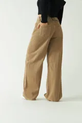 Pantalón de jean negro de tiro medio y corte wide leg.