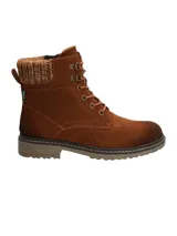 Botín acordonado color marrón de cuero gamuzado con cuello tejido en color beige.