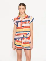 Short de lino multicolor con estampado de rayas horizontales y gafas. Tiene bolsillos laterales, cintura elástica y ribete azul marino en el ruedo.