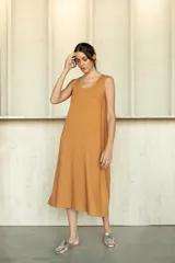 Vestido midi color camel, sin mangas y de corte recto.