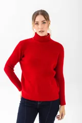 Sweater de punto color verde esmeralda, con cuello alto y mangas largas.