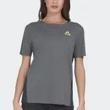Remera deportiva Le Coq Sportif Training Pro, color gris oscuro, con cuello redondo y mangas cortas. Presenta paneles laterales en un tono de gris más oscuro y el logo del gallo en amarillo neón en el pecho.