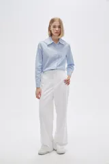 Pantalón de lino color beige, de corte recto y tiro alto, con bolsillos laterales.