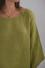 Blusa verde lima de lino, de corte holgado y mangas 3/4.