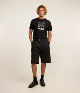 Remera negra de algodón con cuello redondo y manga corta. Estampado frontal con el logo de Kodak a la altura del pecho.