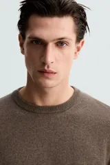 Jersey de hombre regular fit, color negro, tejido en hilatura de lana cashmere. Cuello redondo y manga larga con terminaciones en rib.