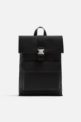Mochila negra con acabado engomado, solapa y hebilla de liberación rápida. Tiene un bolsillo frontal con cierre imantado, asa de mano, dos asas de hombro ajustables, parte posterior acolchada y banda de sujeción para equipaje. El interior cuenta con un bolsillo con cierre y un compartimento para dispositivos electrónicos de hasta 13 pulgadas.