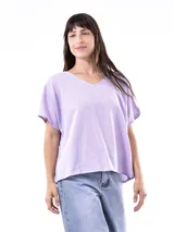 Blusa color verde oliva con escote en V y mangas cortas.