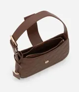 Bolso baguette pequeño color marrón con textura en relieve, correa ajustable, cierre por cremallera y solapa con detalle de colgante en el lateral.