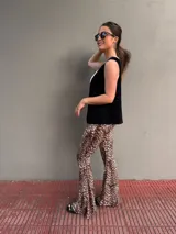 Chaleco negro de cuero con corte clásico y solapas.