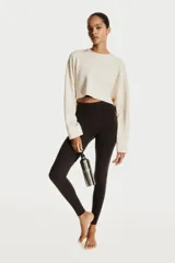 Calza de yoga color marrón oscuro, confeccionada en tejido funcional SoftMove™ con tecnología Lycra® Sport y DryMove™. Tiene cintura ancha con panel plegable y bolsillo lateral.