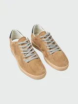 Championes Golden Goose modelo Ball Star color marrón claro, confeccionados en gamuza con detalle de estrella en el lateral y contrafuerte en cuero negro.
