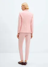 Pantalón de vestir rosado, de corte recto y entallado, con bolsillos laterales y traseros.