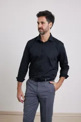 Camisa de vestir azul marino, de corte clásico, con cuello italiano y mangas largas.