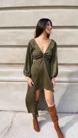 Vestido largo de crepé estampado en tonos verde y naranja, con escote en V, mangas largas abullonadas y abertura lateral en la falda.