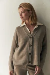 Cárdigan marrón de tejido de punto industrial con escote en V, combinación de puntos y botones en las mangas.