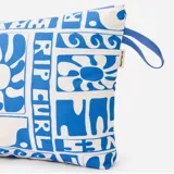 Bolso de mano tipo pouch con cierre superior, estampado con motivos florales y ondas en color azul sobre fondo blanco.