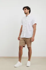 Camisa celeste de manga corta con cuello abotonado y bolsillo en el pecho.