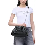 Bolso Marc Jacobs modelo The Small Chain Sack, color negro, confeccionado en cuero. Tiene correa de cadena extensible con protector de cuero, cierre magnético y marca cosida en relieve.