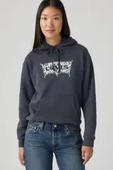 Buzo hoodie gris oscuro con logo Levi's estampado en blanco en el frente, con cordones ajustables en la capucha y bolsillo tipo canguro.