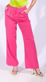 Pantalón sastrero negro de corte palazzo con pinzas en la cintura y bolsillos laterales.
