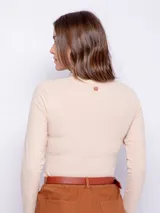 Remera color beige de manga larga con cut out en el escote y textura acanalada.