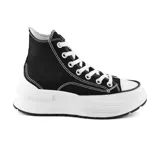 Championes deportivos de caña alta, color negro con detalles en blanco.
