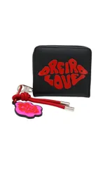 Billetera negra con cierre y estampado rojo con la frase 'Oreiro Love'. Incluye llavero con la misma frase.