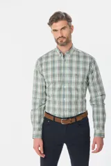 Camisa de hombre a cuadros rojos, azules y blancos, de manga larga y corte clásico.