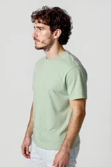 Remera celeste de algodón, manga corta y cuello redondo.