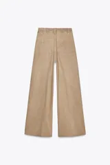 Pantalón de jean azul oscuro, de tiro alto y corte wide leg.