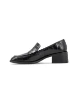 Zapato mocasín de cuero con textura croco color negro, de punta cuadrada y taco cuadrado de 5 cm.