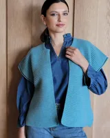 Chaleco azul marino de tejido de punto con textura acanalada, sin mangas y corte recto.