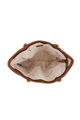 Cartera tote marrón de cuero sintético con bolsillo frontal con cierre, tachas plateadas en los laterales y organizador interno.