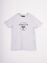 Remera de manga corta color celeste claro con cuello redondo y un pequeño estampado lineal de cinco macetas con flores en el centro del pecho.