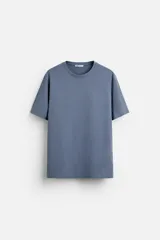 Camiseta celeste de corte recto, cuello redondo y mangas cortas.