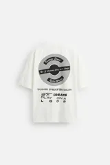Camiseta blanca de corte relajado, cuello redondo y manga corta. Presenta un estampado de gráficos y textos combinados a contraste en la parte delantera y trasera.