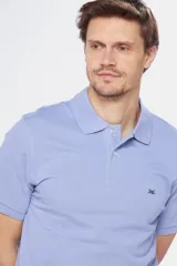 Remera polo celeste de piqué, con cuello de rib y botones personalizados.