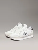 Zapatillas deportivas Calvin Klein Jeans color blanco con logo de la marca en negro en el lateral.