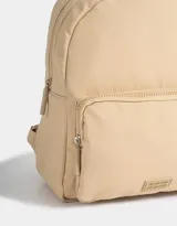 Mochila negra de tela deportiva con bolsillo frontal con cierre, correas regulables, manija superior, cierre superior y tag de goma.