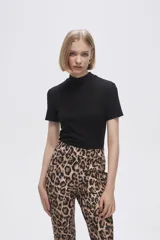 Remera negra de tejido de punto acanalado, con cuello alto y mangas cortas.