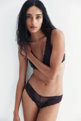 Pack de dos bombachas tipo tanga color marrón chocolate, confeccionadas en encaje floral y malla transparente.