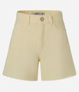 Short de sarga color amarillo pálido, corte mom, con cintura alta, trabillas, cierre tradicional y bolsillos.