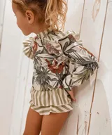 Conjunto de baño de lycra con protección UV, estampado con motivos de hojas, monos y leopardos. Incluye un top de manga larga con volados en los hombros y una bombacha con volados en la cintura.